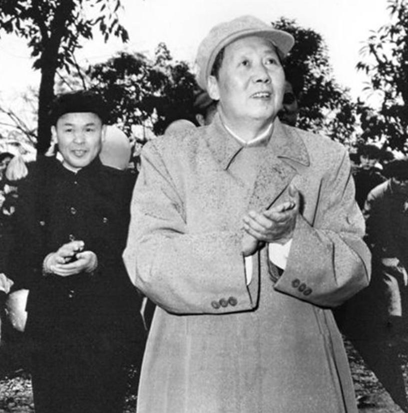 [微风]1950年，中央决定把广西省会设在南宁，省委书记张云逸却抱怨：“去北京开