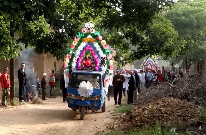 村里的这个现象我一直想不通，家里的老人活的时候非常孝顺，对老人伺候的很体贴，有病