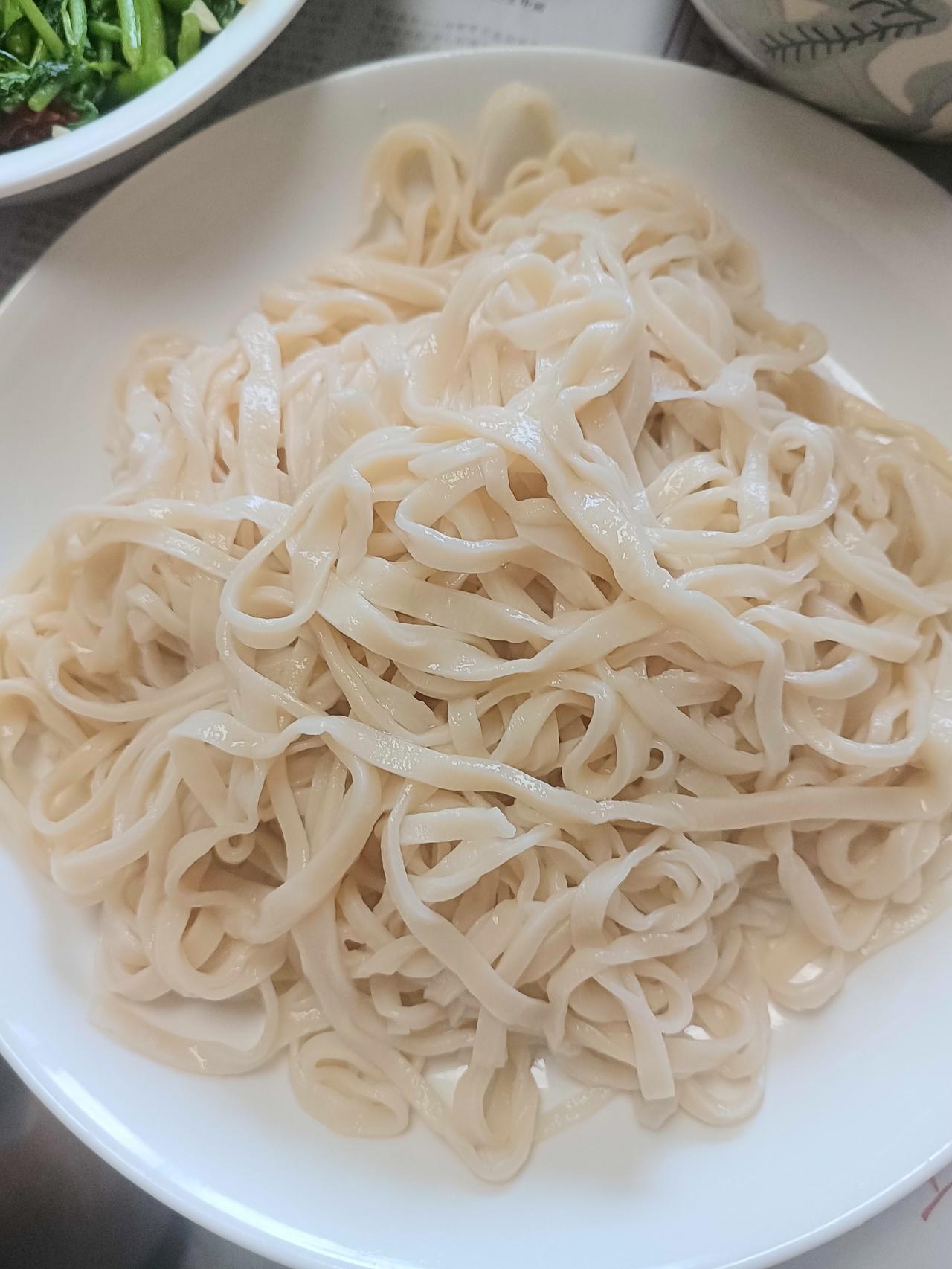 其实最让我念念不忘的是这盘手擀面。