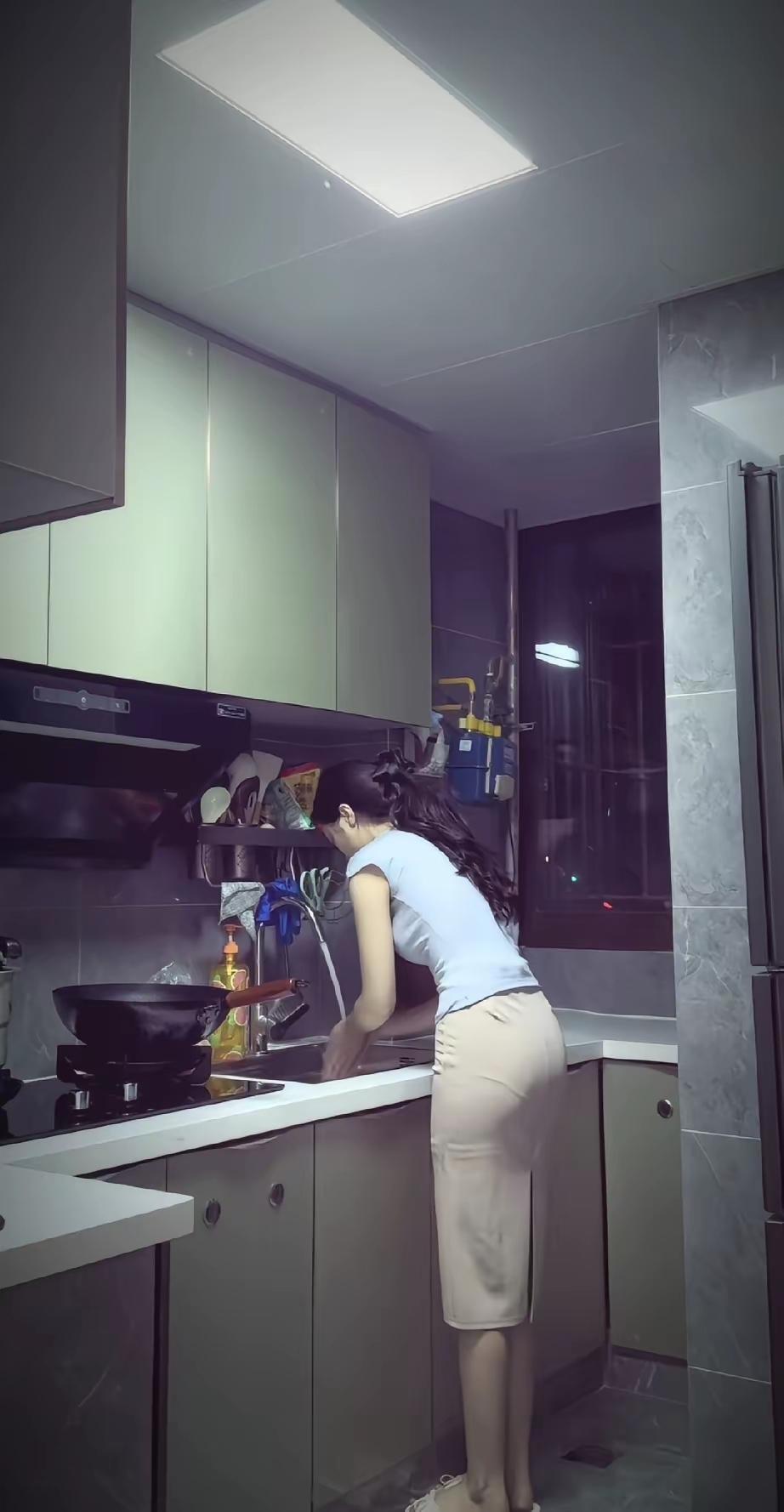 忙碌的夜晚，一个人在厨房里洗洗涮涮，享受着宁静的时光。