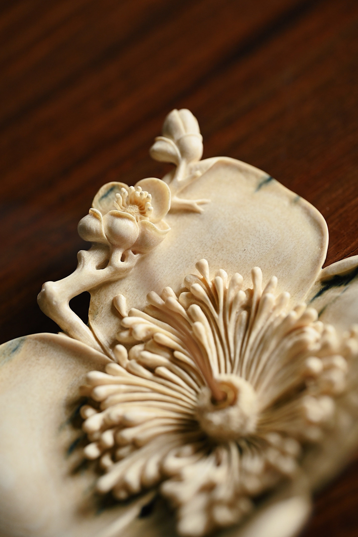 猛犸 | 犹有梅花是故人 香插料色清润沉古，背面皮壳质感细腻，枝桠蜿蜒如铁骨，将