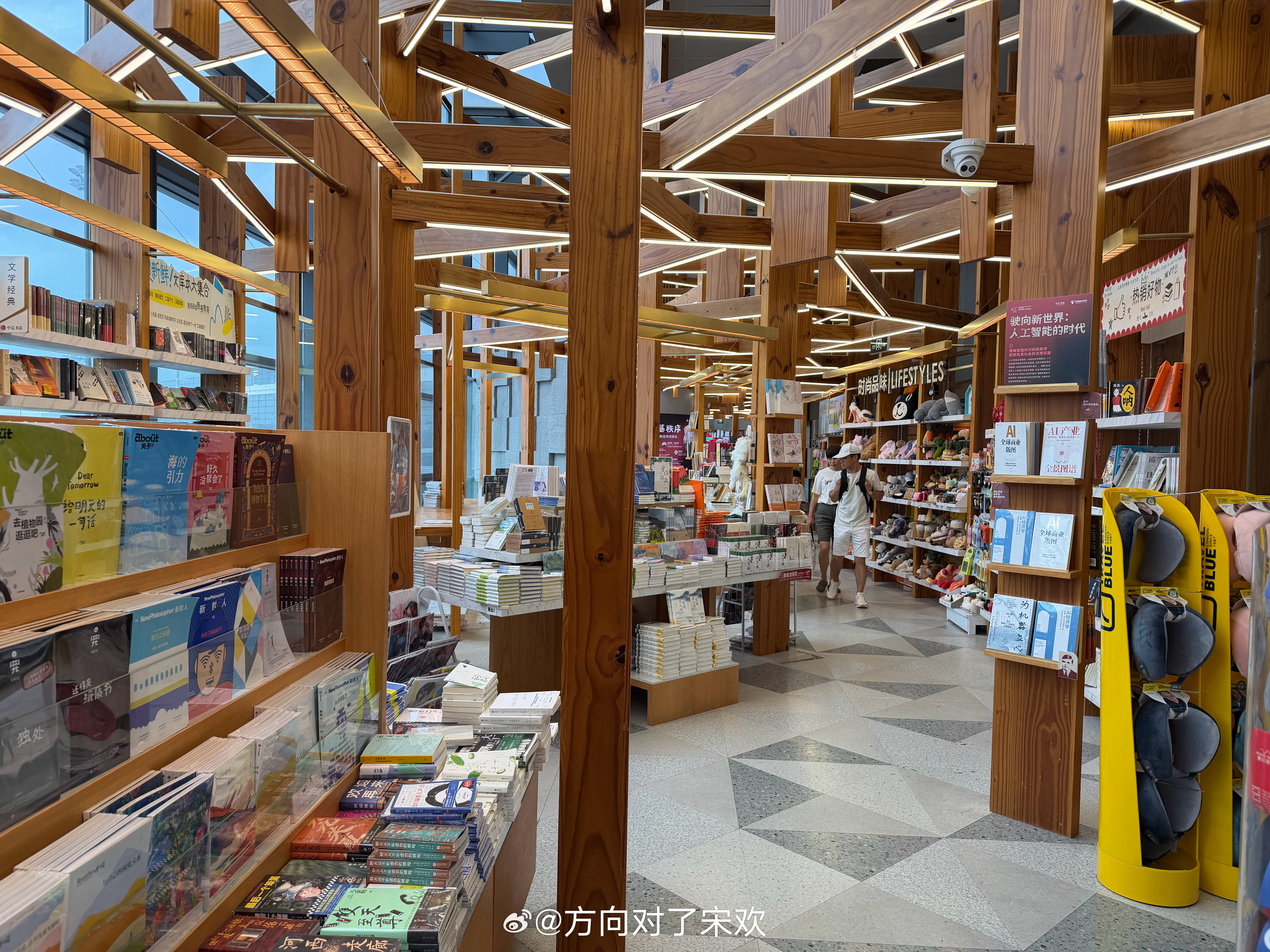 好久没来书店，现在书店也没有什么人了，感觉真的很少有人读书，大多数人的时间都被短