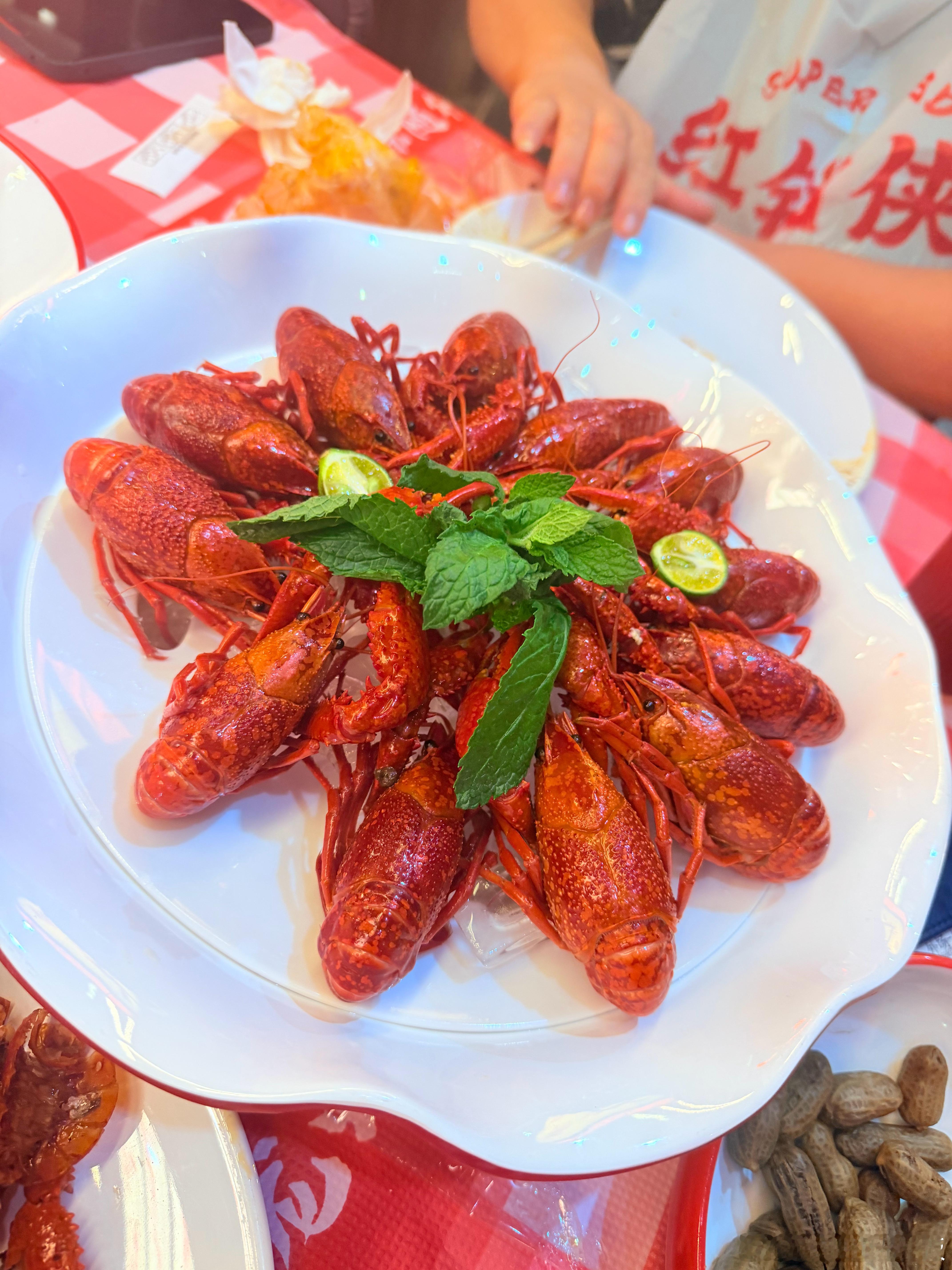 这个夏天你们吃小龙虾了没🦞 杭州·宪法公园