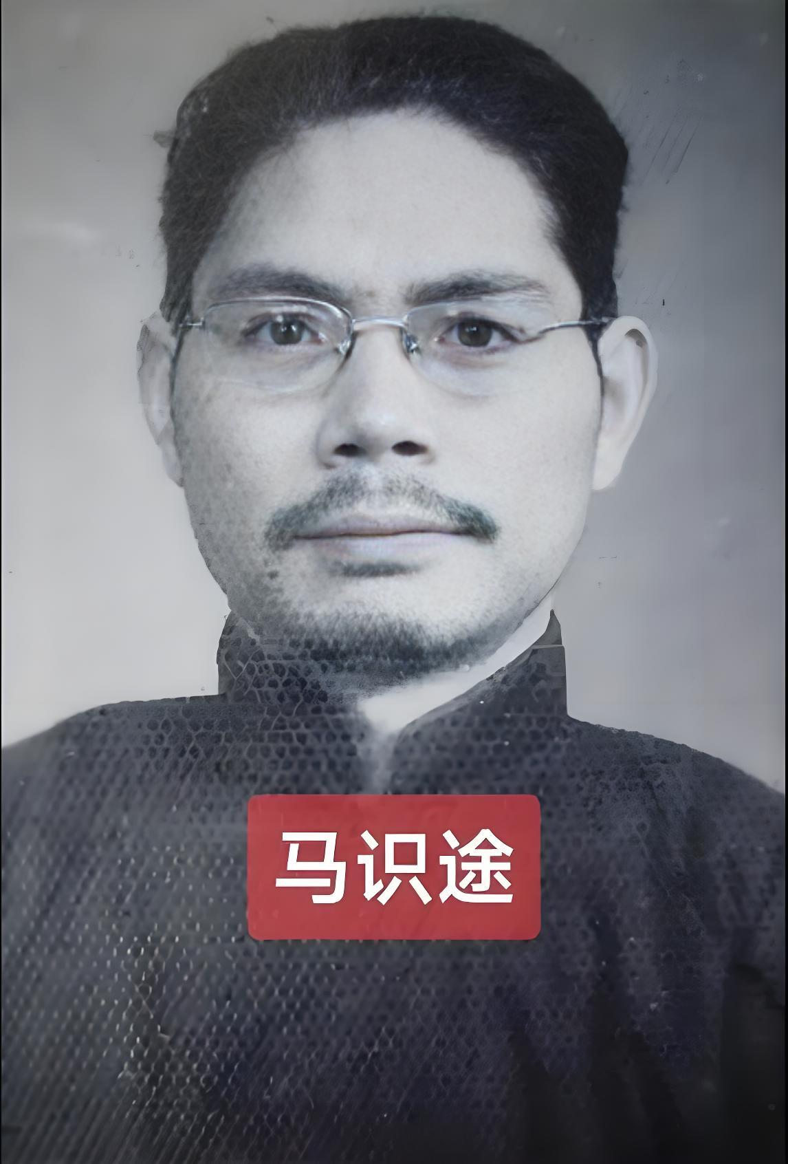 1949年成都春熙路，茶香里藏着杀机。一边是谈笑风生的"普通病人"，一边是磨刀霍