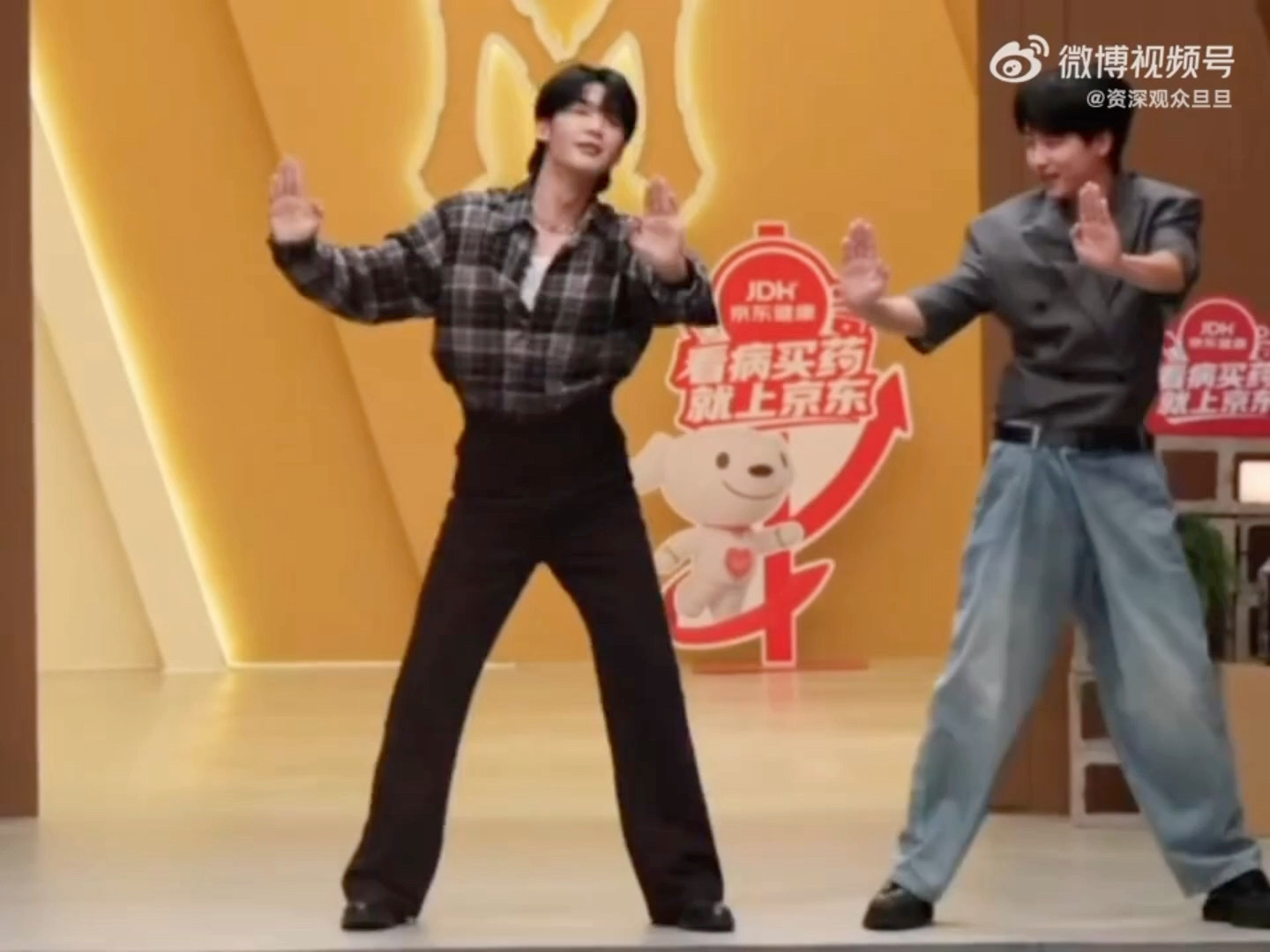 王赫野吴泽林 痒就去洗澡纯粹舞姿扭摆看着像浑身难受，这跳舞状态，不洗个澡缓解不了