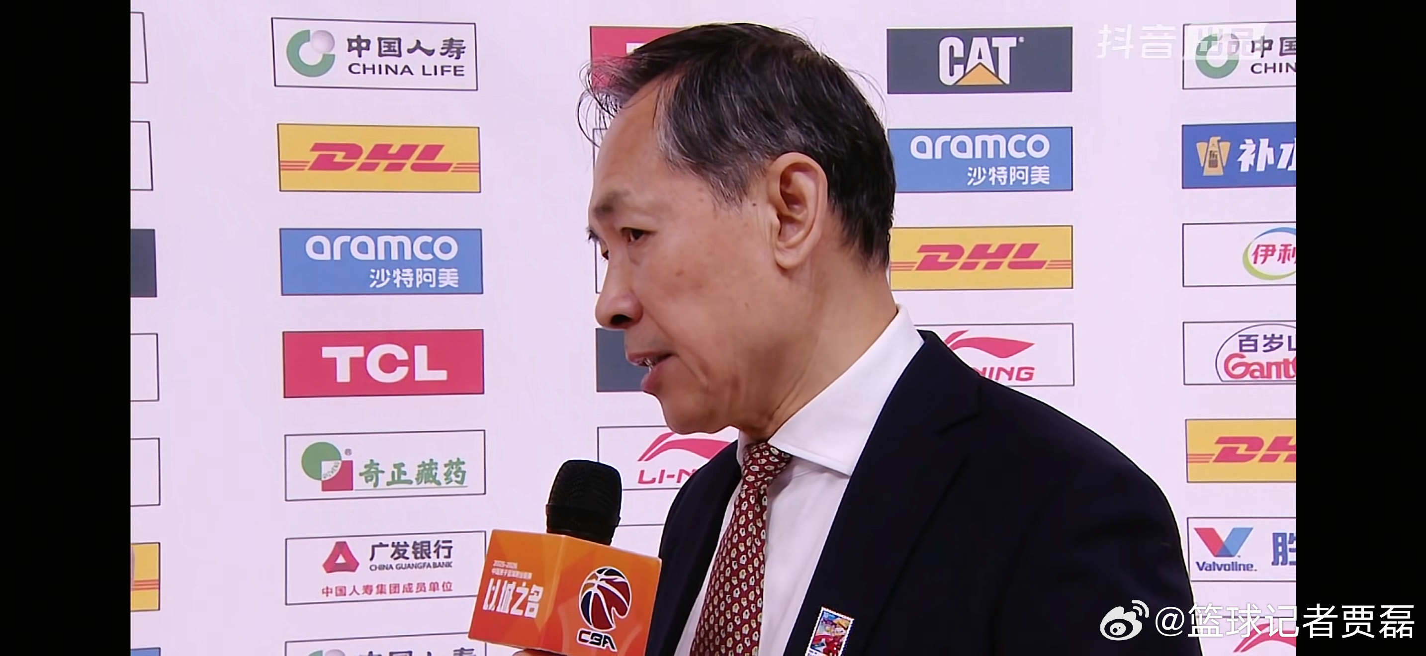 北京凭借陈盈骏最后时刻的爆发逆转江苏，4分险胜。许利民指导赛后表示：人员有伤病的