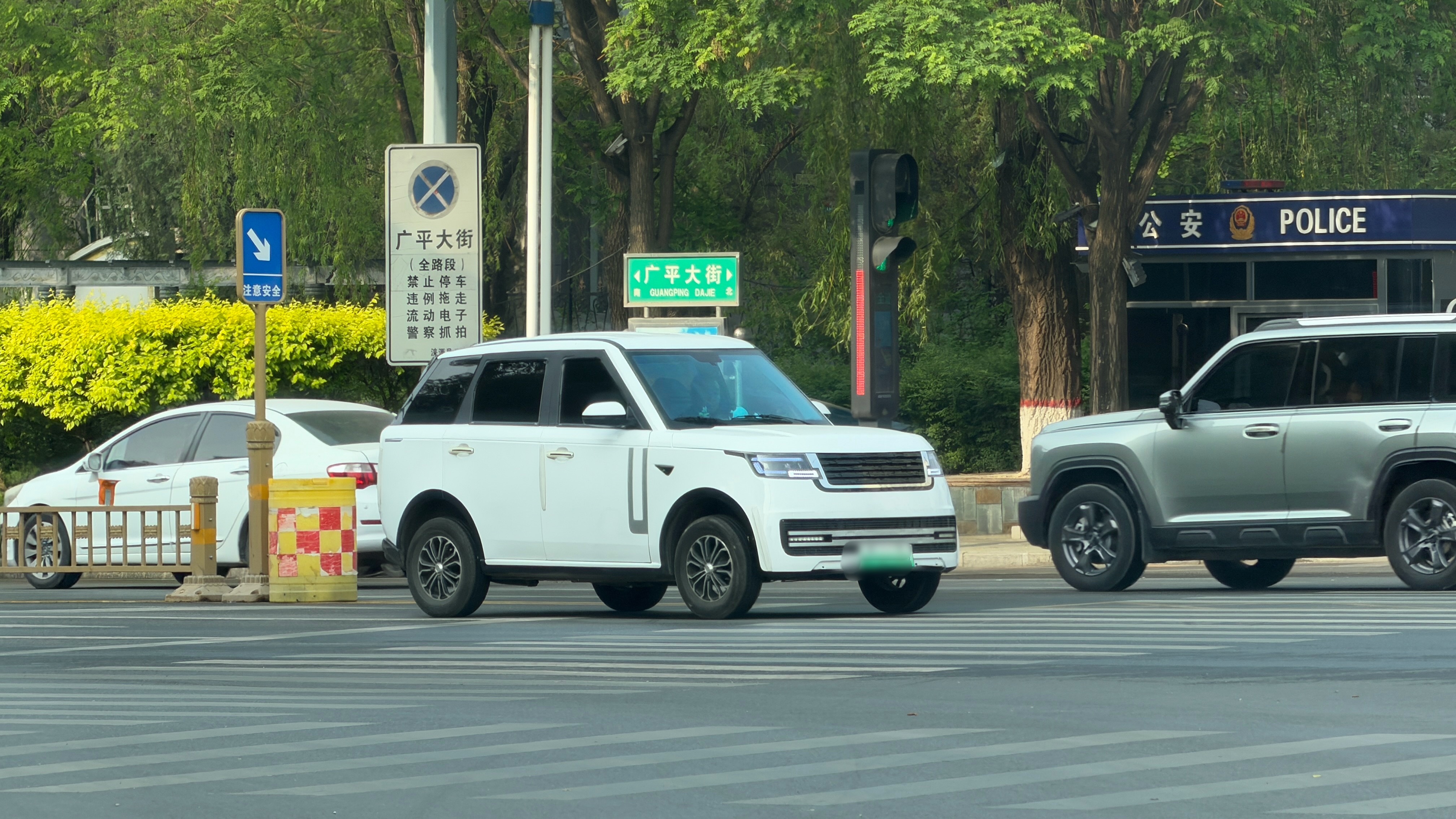 早安各位！这车应该叫它啥？路虎揽月？ 