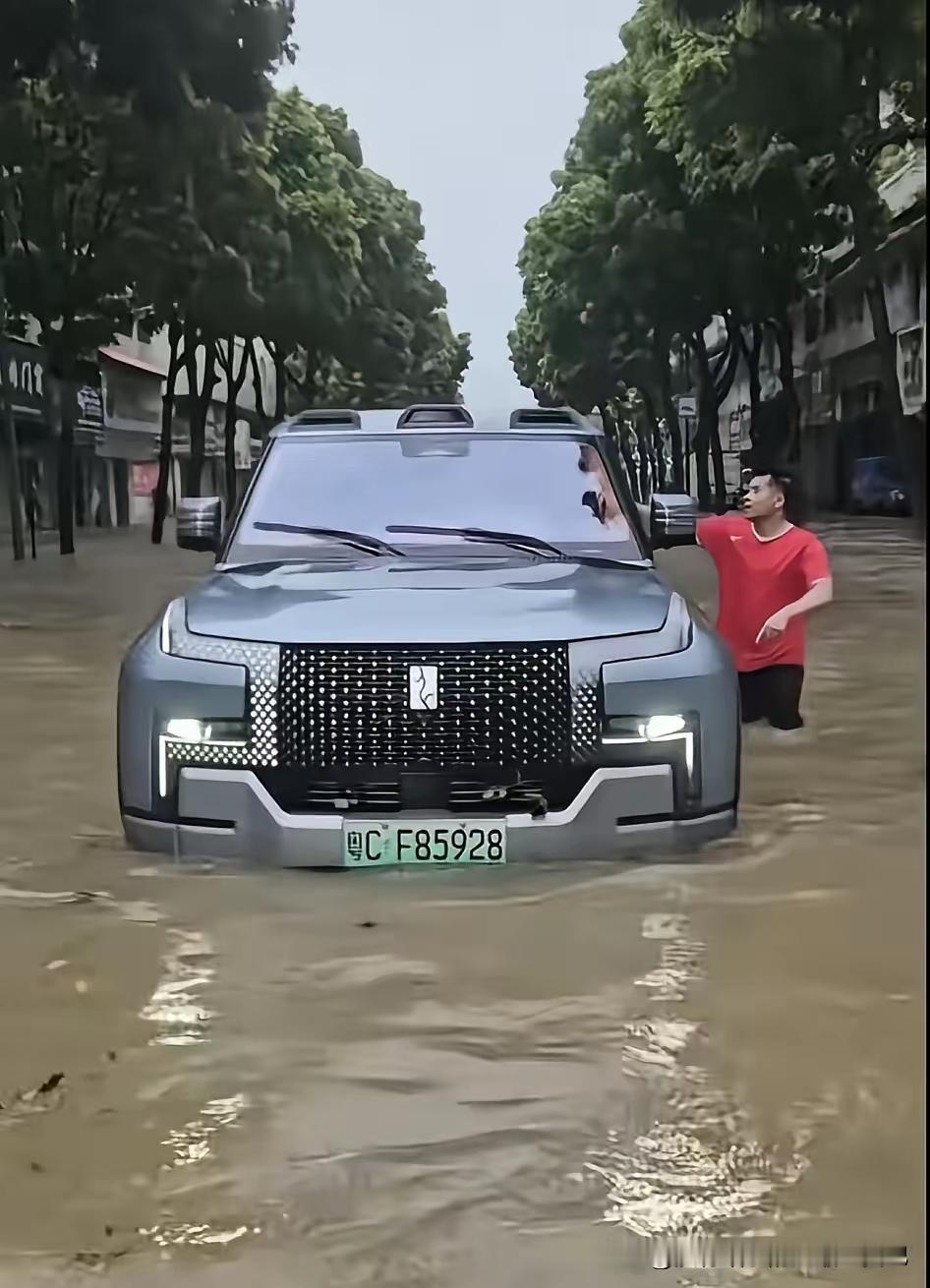 珠海仰望车主路边“冲浪”毁商铺！
副驾坐个人，就把安全当儿戏？

谁见过开着豪车