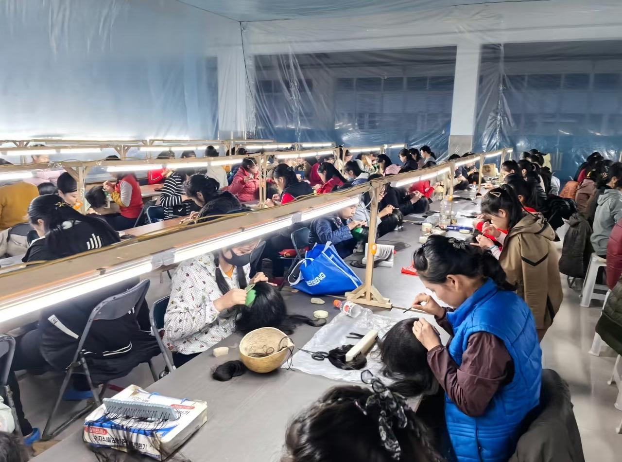 刷到一个数据，给我看愣了。
朝鲜98%的出口，都卖给了我们。
但你猜卖的都是啥？