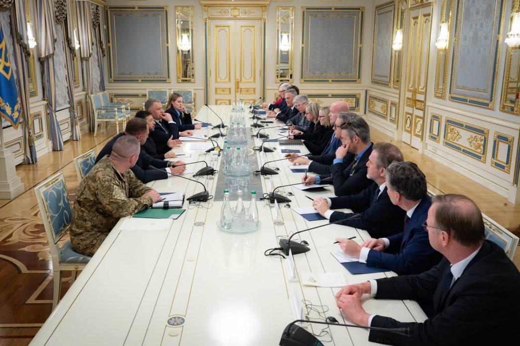 北约多个盟国在基辅讨论加强乌克兰国防，表示不会让乌克兰独自面对俄罗斯。

11月