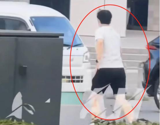 万万没想到，莎莎刚落地横滨就发生了让人愤怒的一幕，这些粉丝太疯狂了吧！

 
体