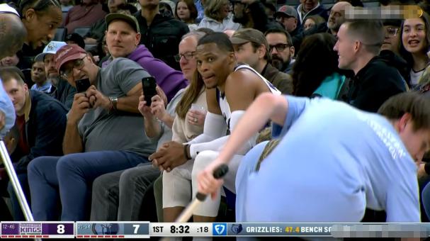 国王老将威斯布鲁克真是太搞笑了！在今天国王客场挑战灰熊的比赛中，当时比赛进行到了