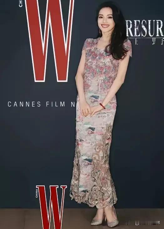 就因为舒淇穿了一件花裙子，女人们居然吵上天了[捂脸]

女人一旦上了年纪，最好就