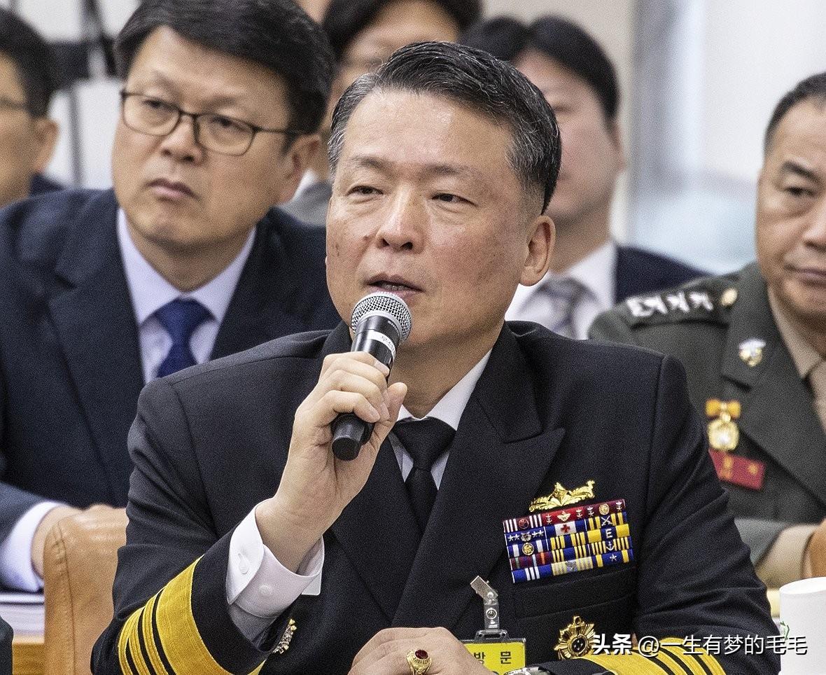 3月4日，韩国国防部正式通报，因涉及紧急戒严事件、违反履职诚实义务，对海军参谋总