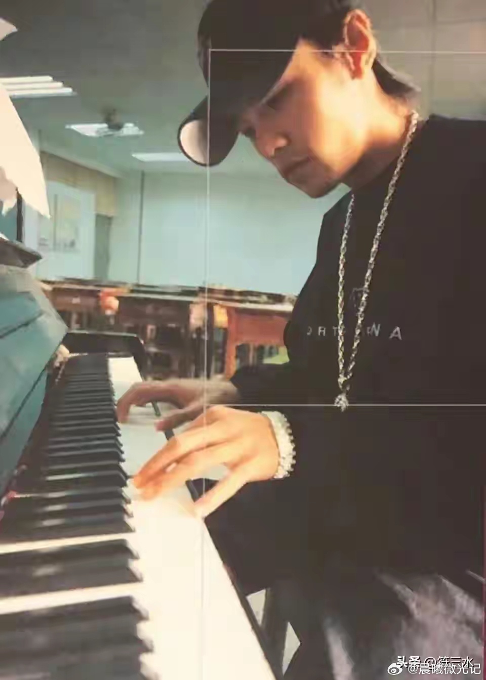 跟着周杰伦演唱会游杭州漫步在莲荷里，逛逛“周同学×杭州老字号快 闪”店。品尝杨先