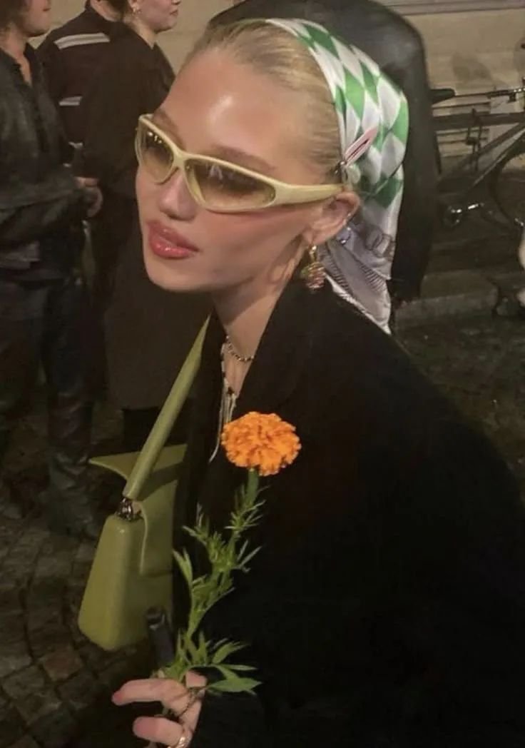 时尚单品三角巾头饰别出心裁，一戴上便美美哒！它既能营造复古度假氛围，又能带来俏皮