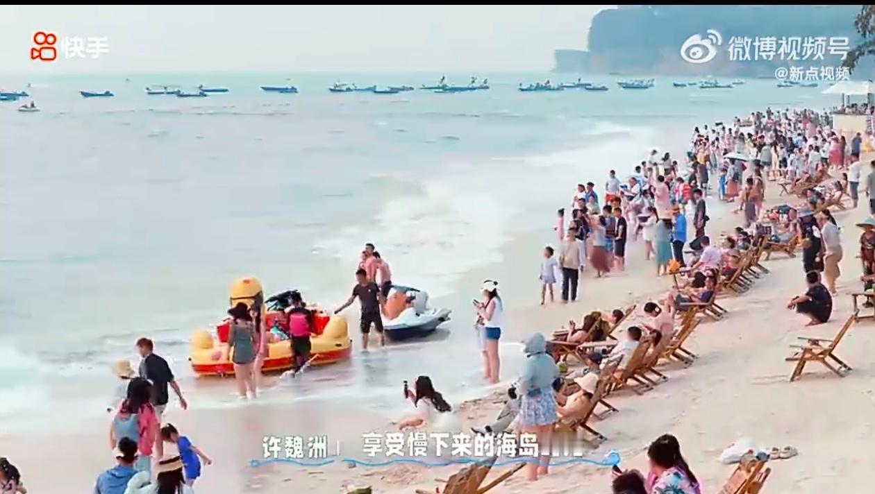 在涠洲岛听一场海边落日音乐会所有疲惫，都被这场落日音乐会治愈🌊夕阳把天空染成橘