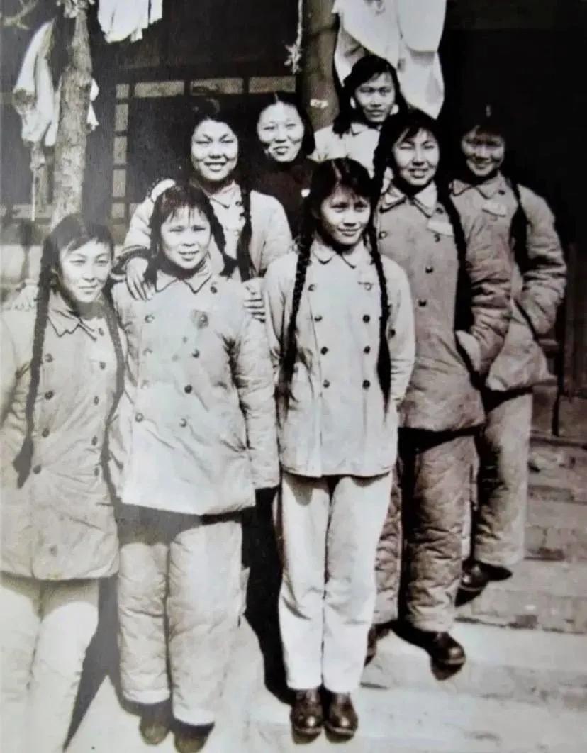 不要再被电视剧骗了，真实的解放军女战士是这样的。
下图是第四野战军中南军大的女兵