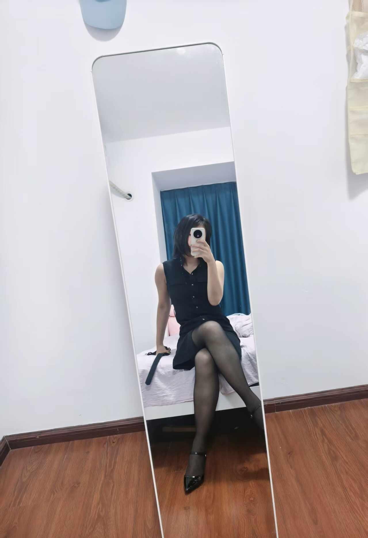 今天是黑色系穿搭
howto穿出自我黑丝夏日清凉好物 日常穿搭 穿衣自由 短裙穿