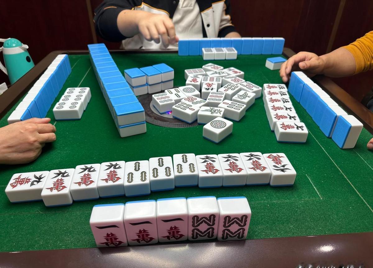 他蹲在工地墙角啃馒头，手机屏亮着：孩子考了年级第一。
老婆在电话那头笑，说别省了