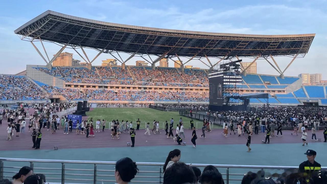 合肥体育中心不知道啥时候能举办一场足球比赛。