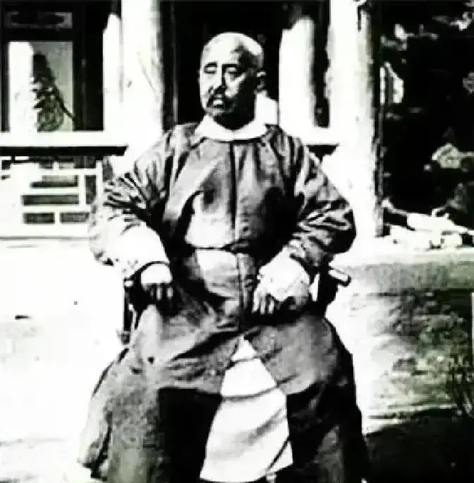 捻军后期统帅张宗禹，兵败之后带着十几名亲兵逃进破庙过夜。第二天手下醒来，张宗禹却
