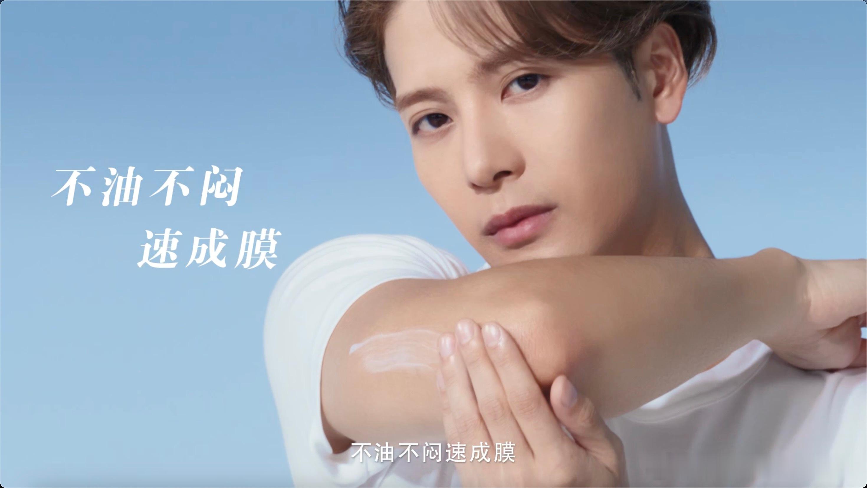 王嘉尔轻盈玩水不怕脱  嘉尔玩水真的太有活力了！夏天来啦，快跟着的脚步，一起去海