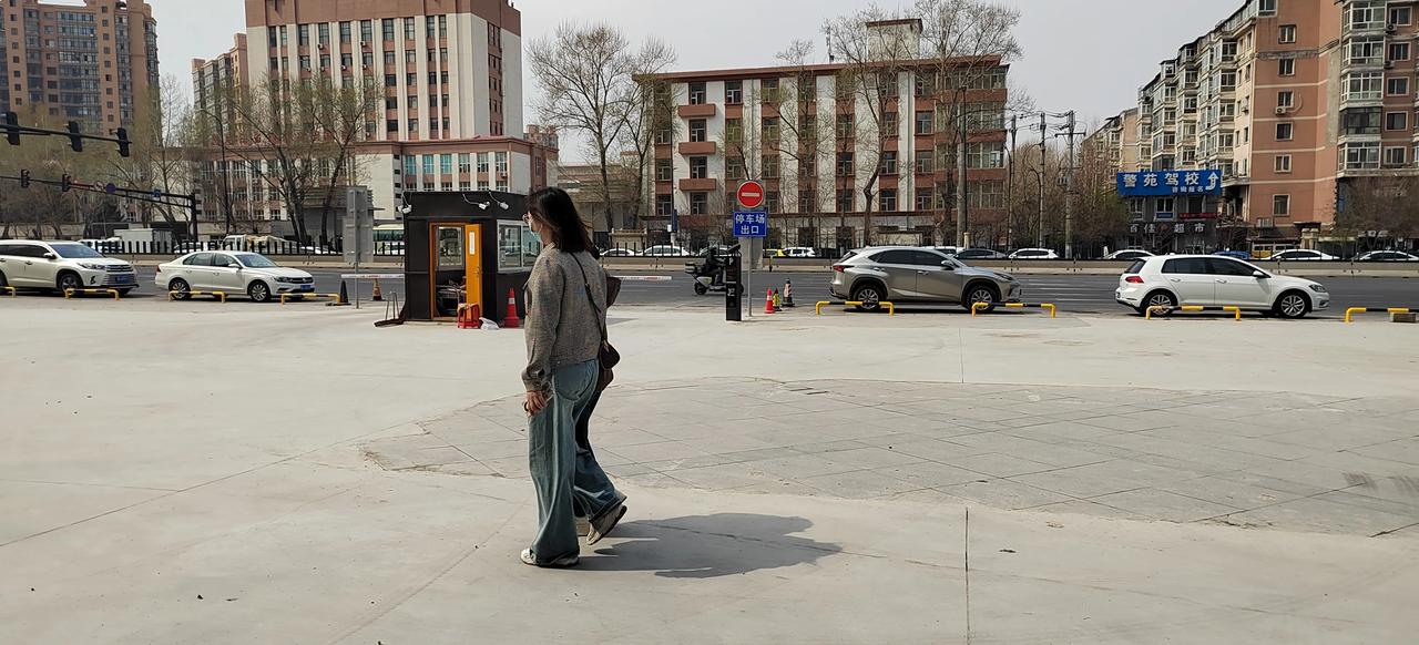 家得乐超市门前的路修的太板正了，平整是平整，但是停的车是少之又少啊，收费前和收费