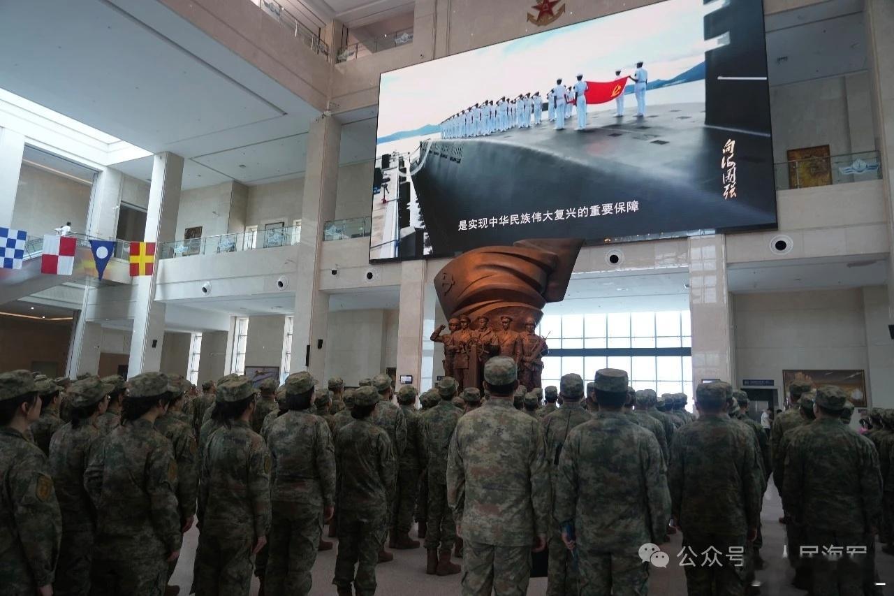 海军院校和训练机构的教员乘向前进一号船，进行为期15天的航海实习。此次实习将开展