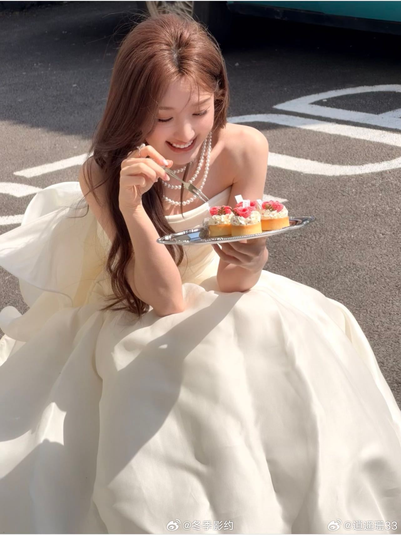 毛晓彤抹胸白裙看到毛晓彤的落跑白玫瑰造型直接被她美到，逃离喧嚣的自由感太戳人了，