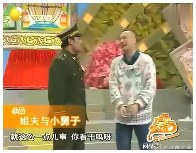 小二，你刚才在黑屋里干嘛呢？能干啥，刚一进来，看着电视里面，一群人在喊，足协呀，