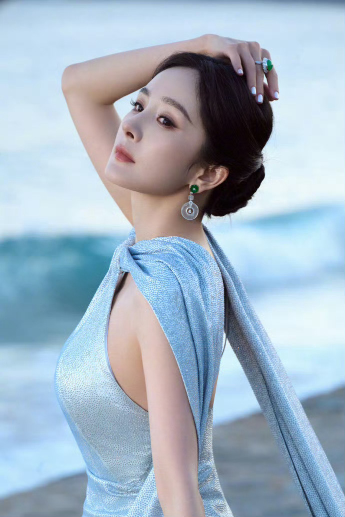 水边的阿狄丽娜，杨幂戛纳造型纯净而神秘。杨幂的这次造型不仅展现了她的时尚品味，更