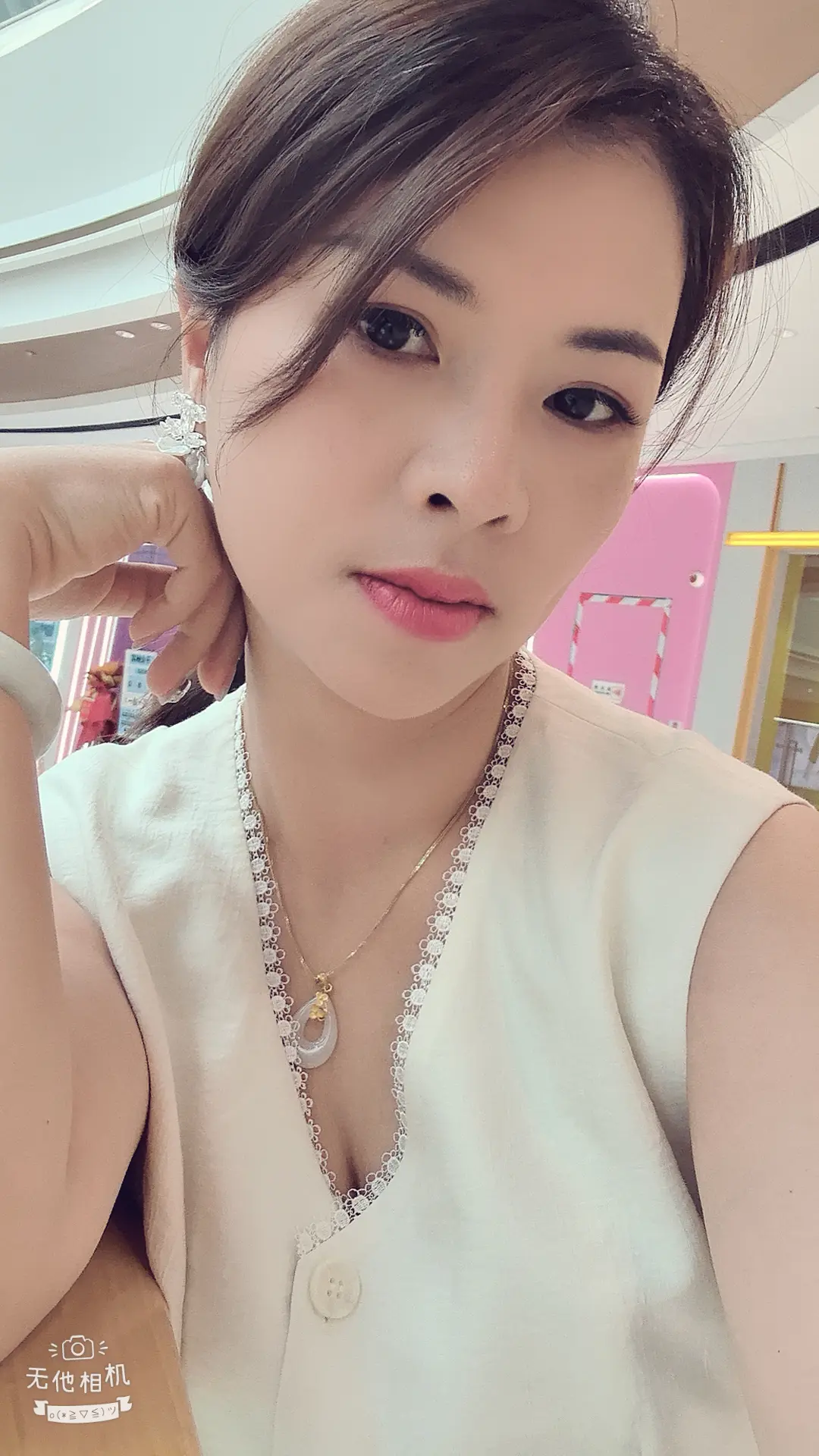 努力是你的底气，自信是你的资本，微笑是你的标签，当你熬过所有的苦，自然...