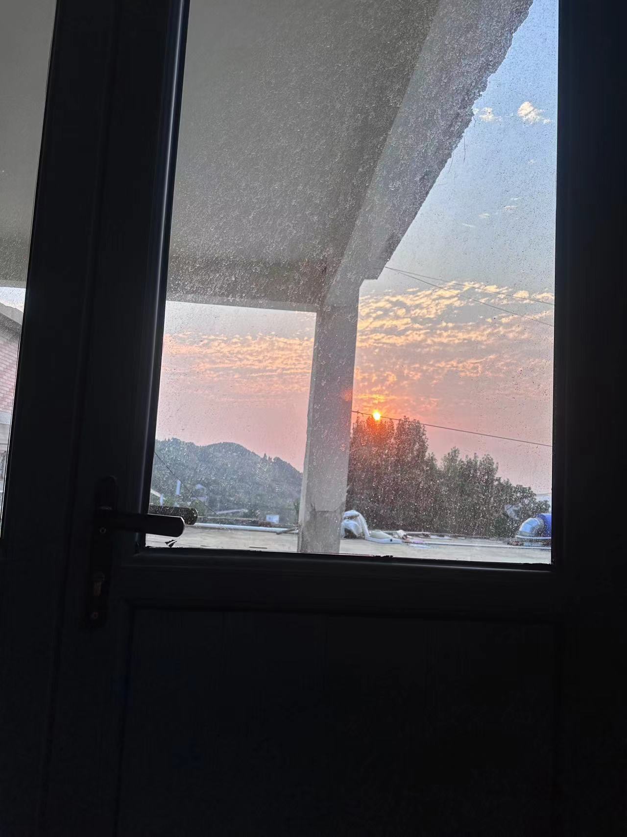 “你的名字是不可言说的万语千言 笔砚一染 爱意不变”“月色朦胧如皎珠  春风烟雨
