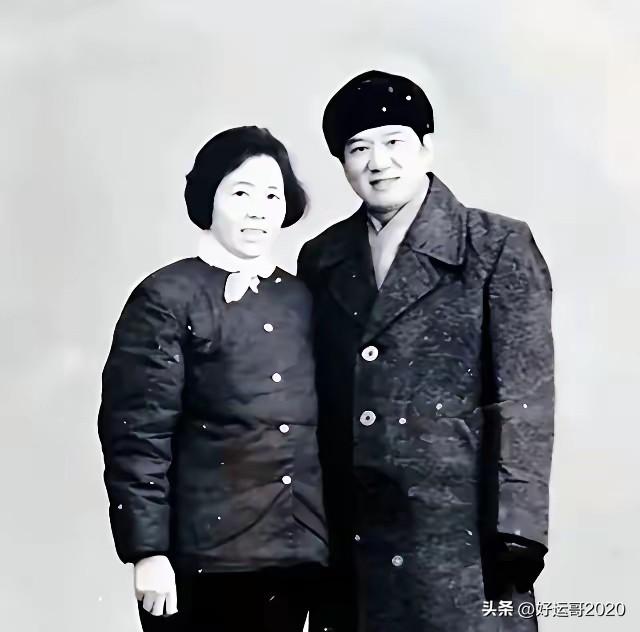 都说儿子像母亲，看刘欢父母的长相感觉刘欢更像爸爸的相貌，尤其是刘欢的眼睛和鼻子简