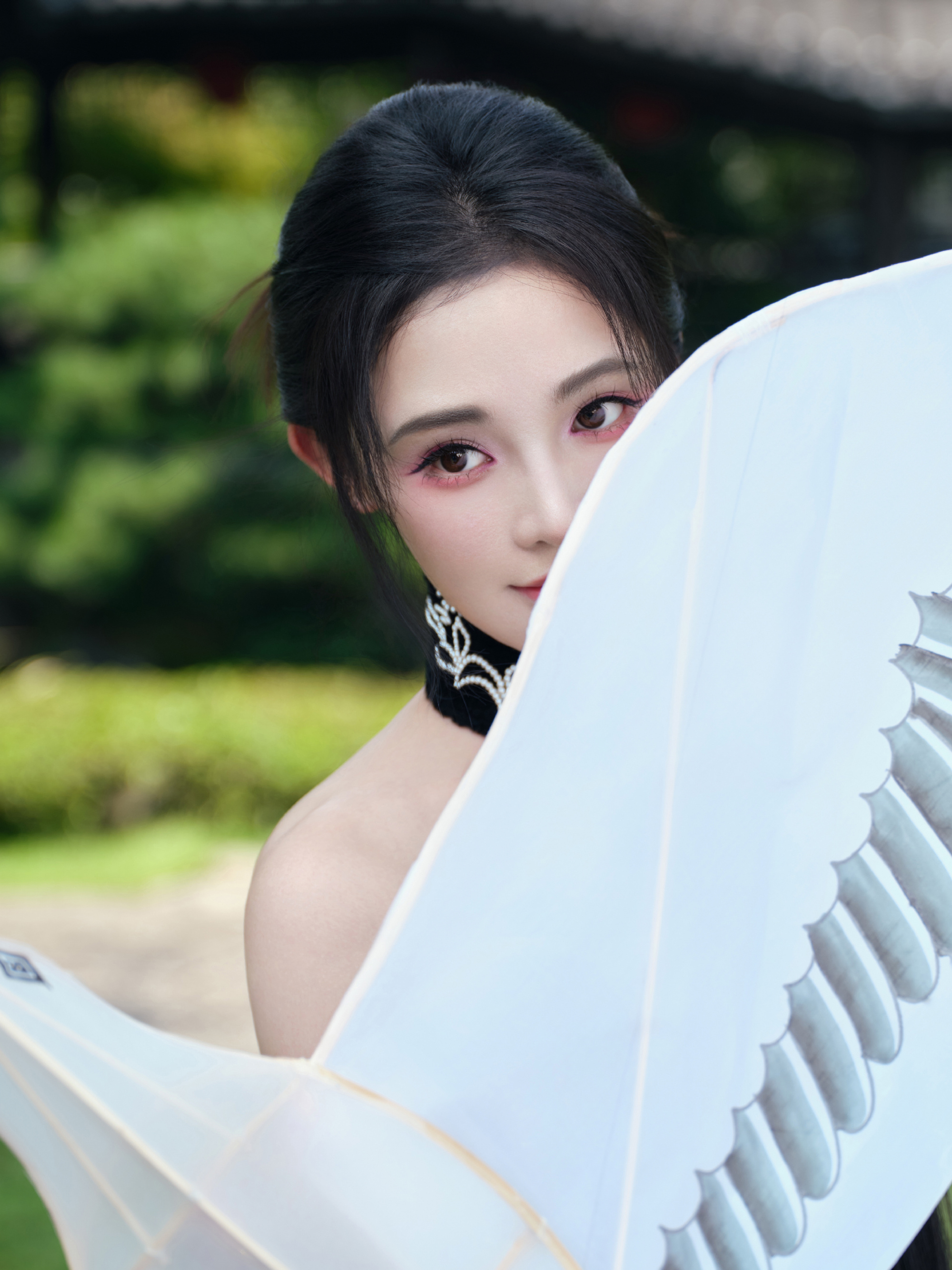 彭小苒秋日大片，明艳黑色长裙，满园绿意秋波扇动，湖光潋滟，悦目佳人 ​​​