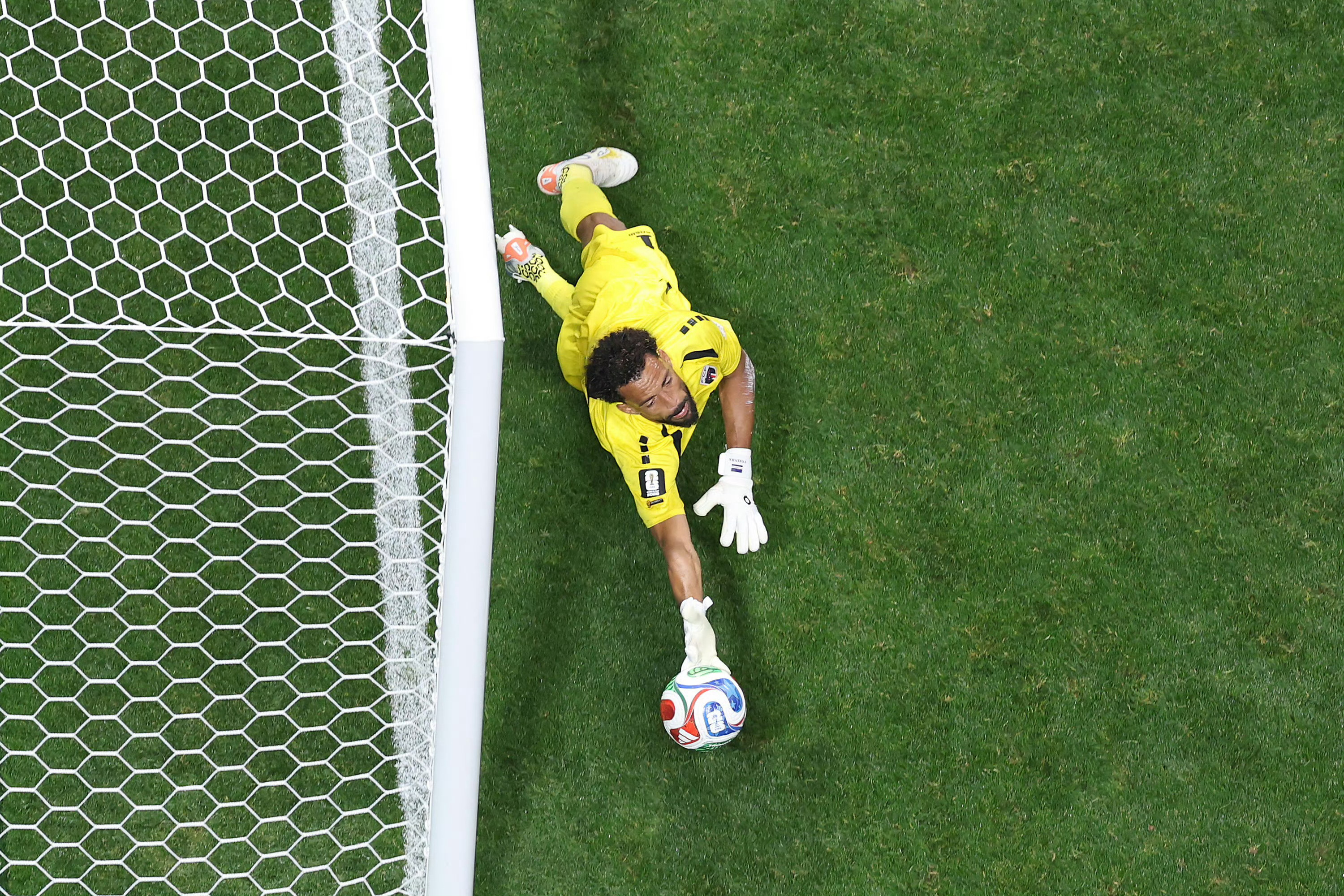 佛得角门将哭是因为妈妈没钱来看他比赛 西班牙🇪🇸0:0佛得角🇨🇻，40岁