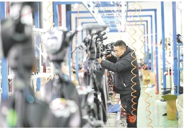 据说张雪在重庆发屠的，重庆市政府没有给他投入一文钱，但为什么他发展的最好阶段反而