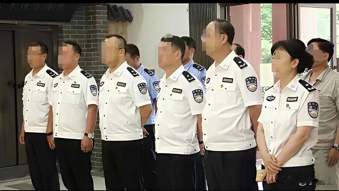 我想问一下，同样是三级警监，穿白色寸衫的与穿蓝色寸衫的有什么区别？是代表市局级与