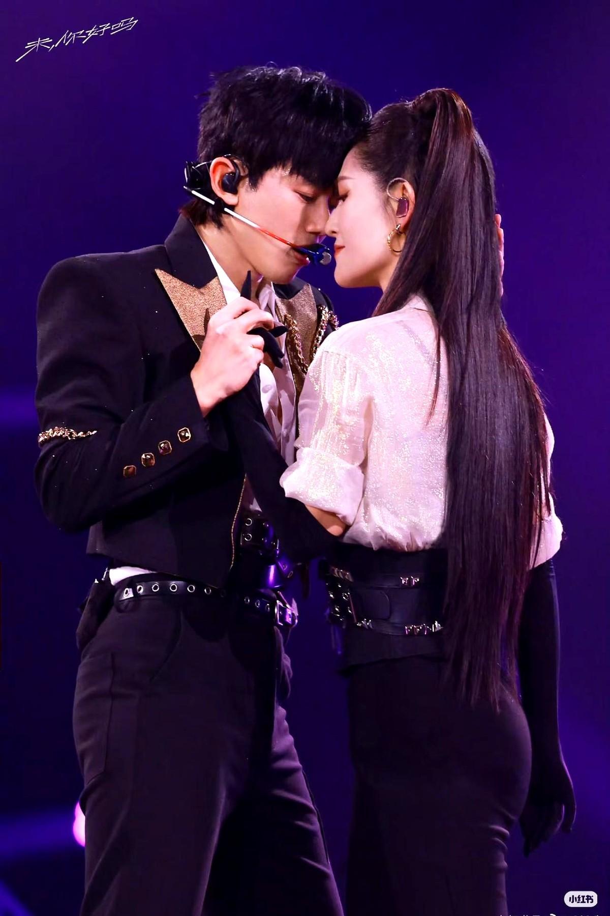 聊到谢娜身材，我一闺蜜直接给我怼回来了。

她是艺人助理，见过真人。原话是：“网