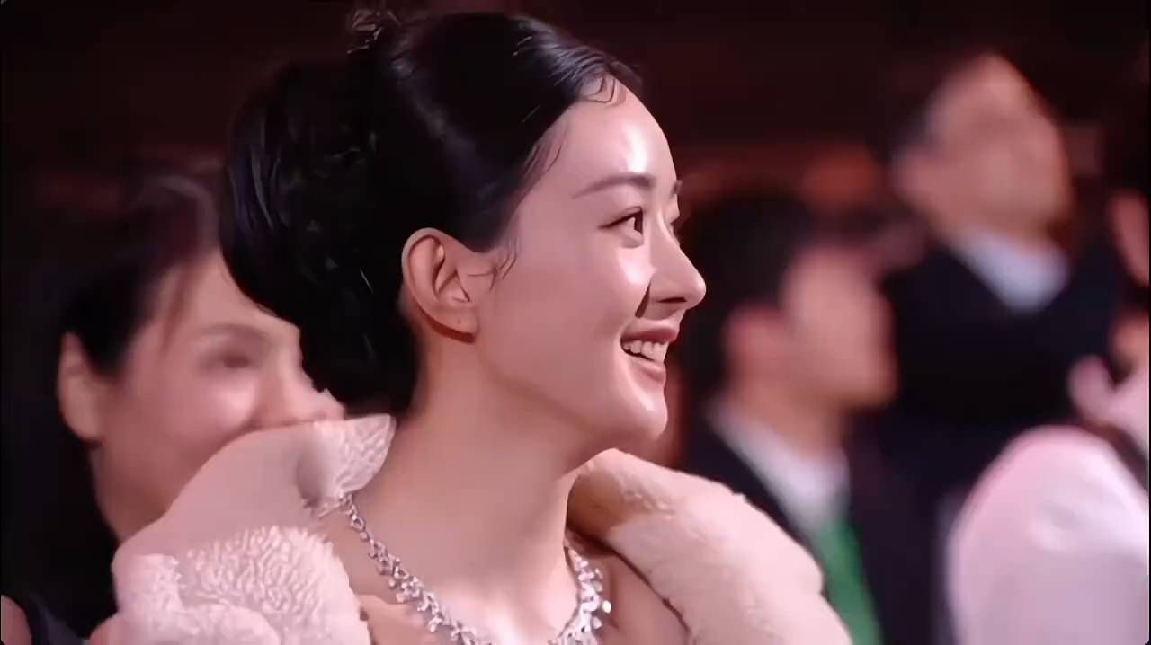 #赵丽颖现身谢娜话剧现场#赵丽颖特意到现场支持谢娜的话剧《十三角关系》，真的被这份友谊戳到！台下默默