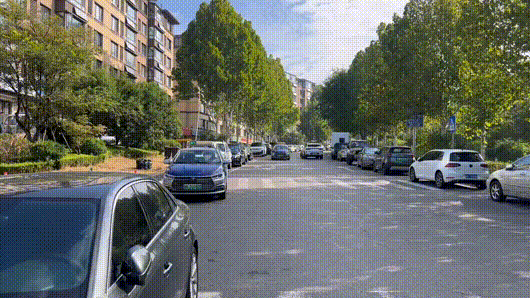 从路边停车也能看出经济下行趋势。
这是我们小区外面的一条断头路，是上午九点拍摄的