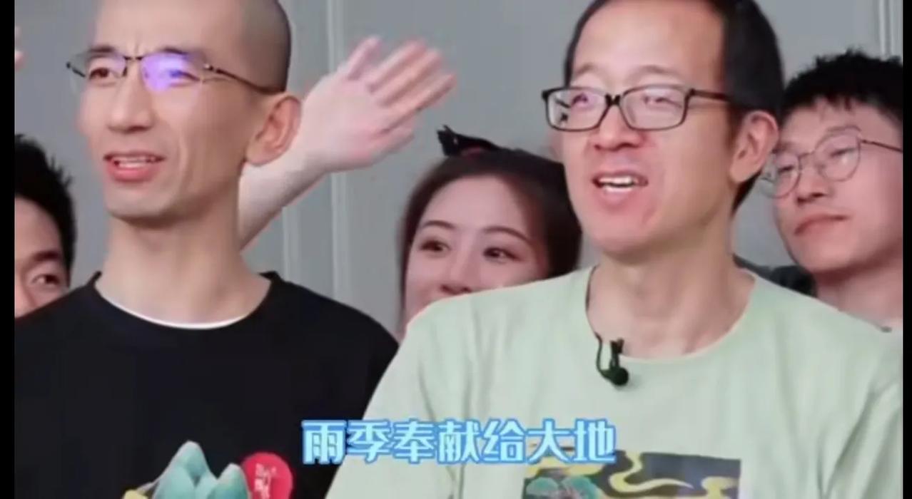 这个视频，是董宇辉一夜爆红后，过了几天后拍的，找了半天，一直到最后才闪了一眼。当