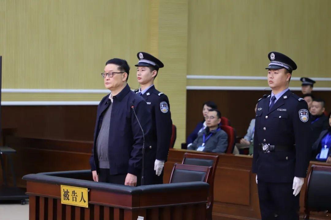 李毓毅是在足球俱乐部联赛保级、承揽工程项目等事项上提供帮助，收受1200万余元。