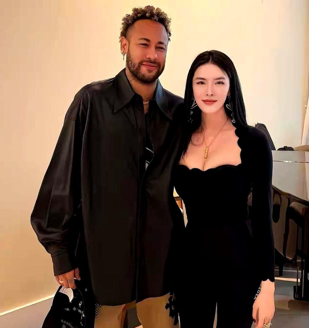 内马尔两次点赞她，不是手滑，是算好了你的心跳。
她72小时收割50万粉，靠三招：