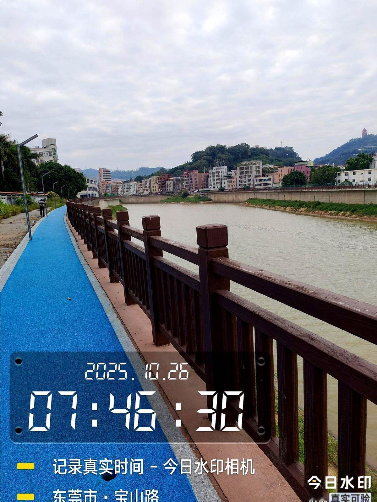 76岁了，想吃多少就吃多少，不用忌口，甚至连药都不用吃。

这位大爷身体硬朗，肌