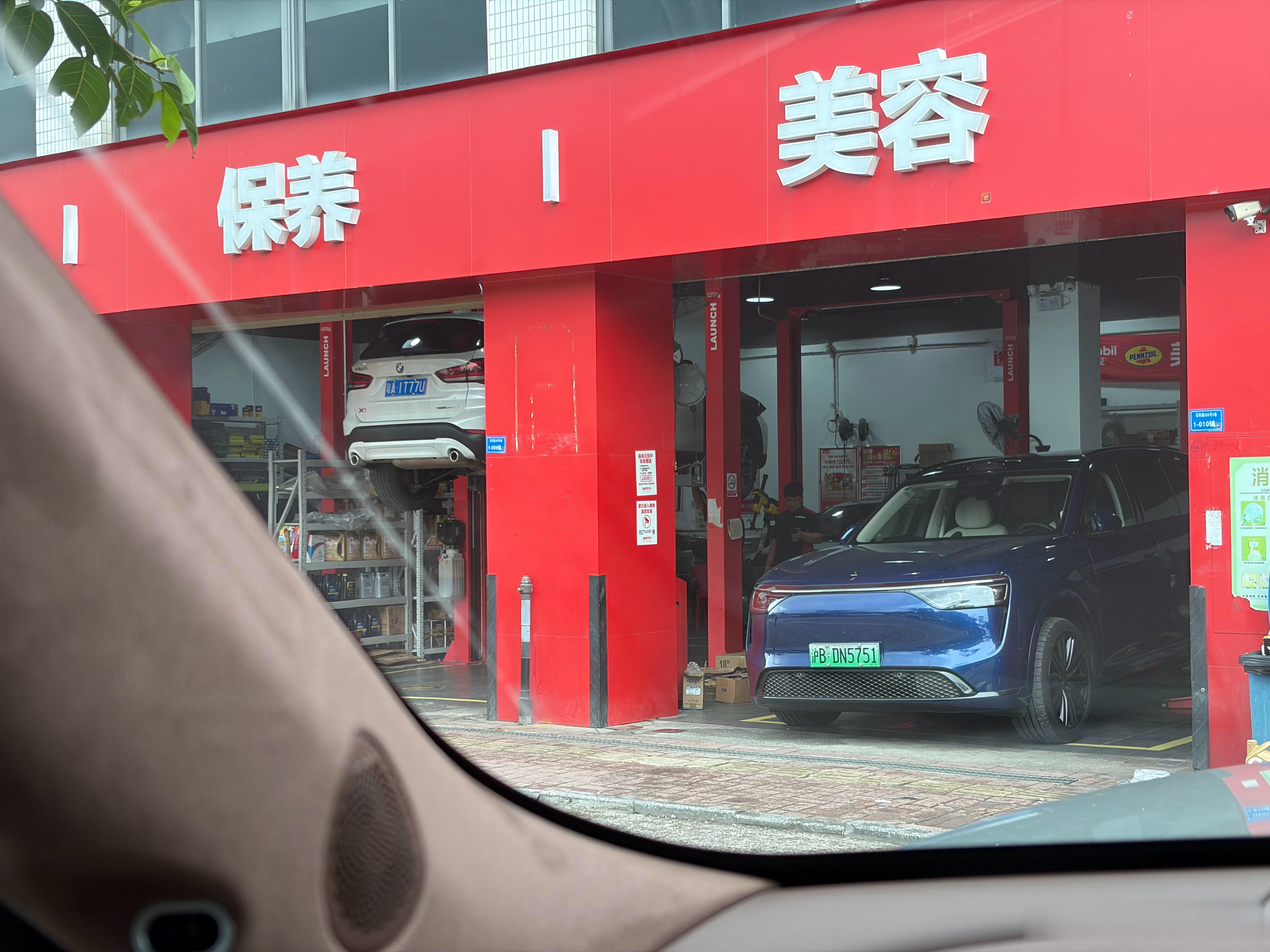 卧槽，有毒吧？问界M8中午刚到。我摸都没摸一下啊。又扎钉子了。享界S9T也是扎的