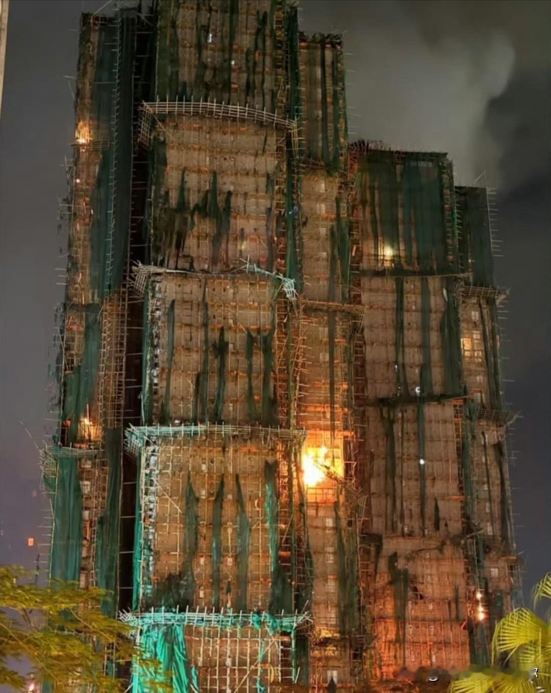 我有一种预感，

这次香港大埔宏福苑的大火之后，

竹制脚手架这行怕是很难再做下