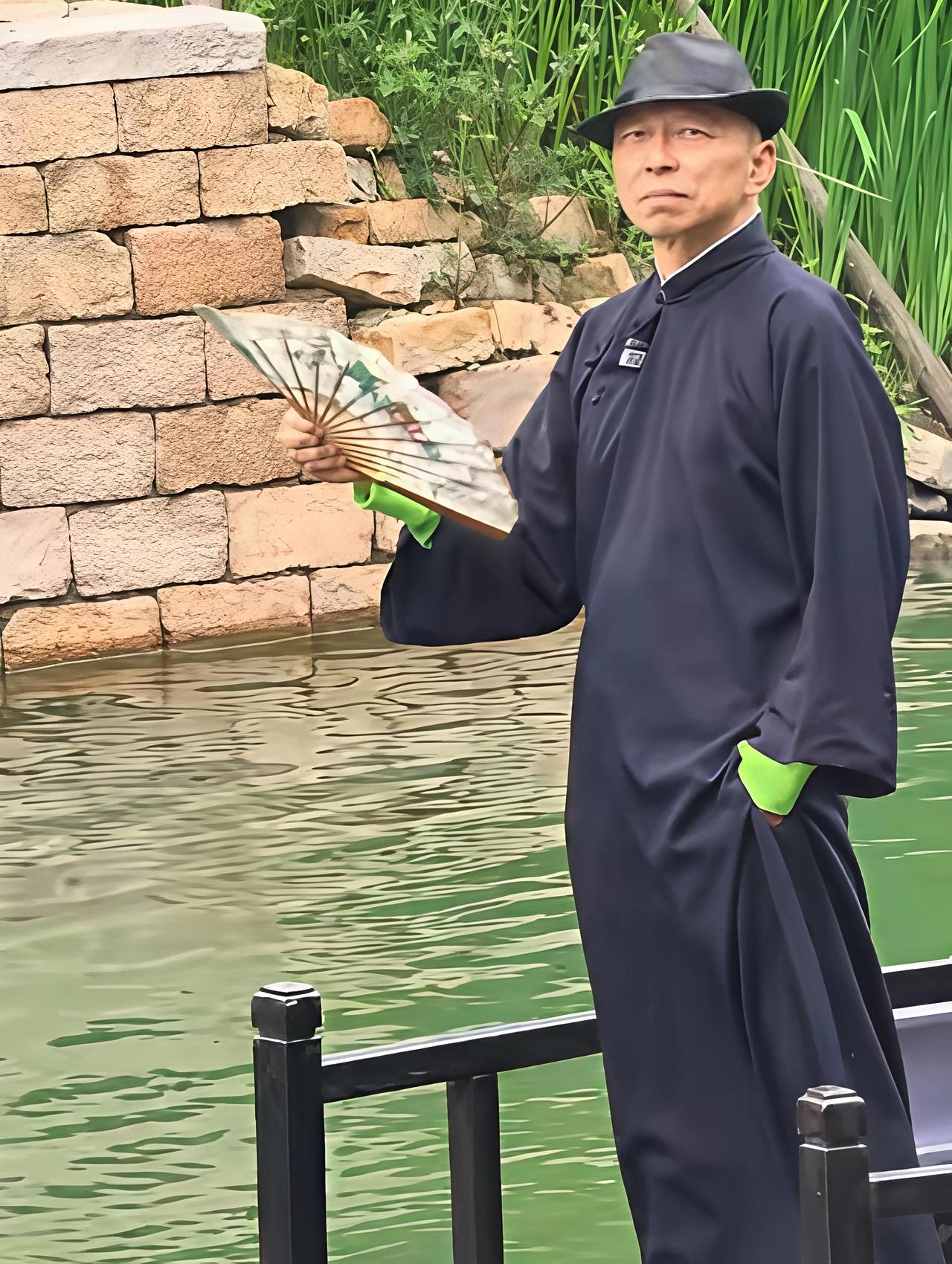 张朝阳越来越像陈友谅
败给岁月的还真不只是红颜
昔日英气十足的张大帅哥越来越像电