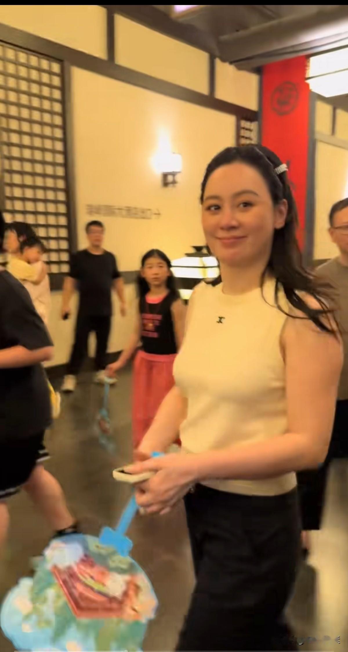 从默默无闻的街头驻唱歌手，到如今坐拥几千万粉丝的头部网红，唐艺走过了常人没走过的